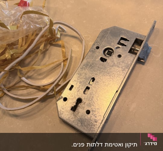 מנעול דלת מונח על שולחן עם סרטים